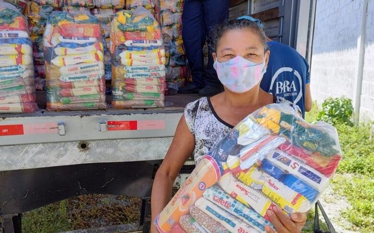 Famílias são beneficiadas com cestas básicas