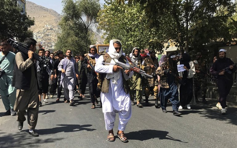 Afeganistão dispara contra aviões paquistaneses sobre Cabul enquanto tensão cresce