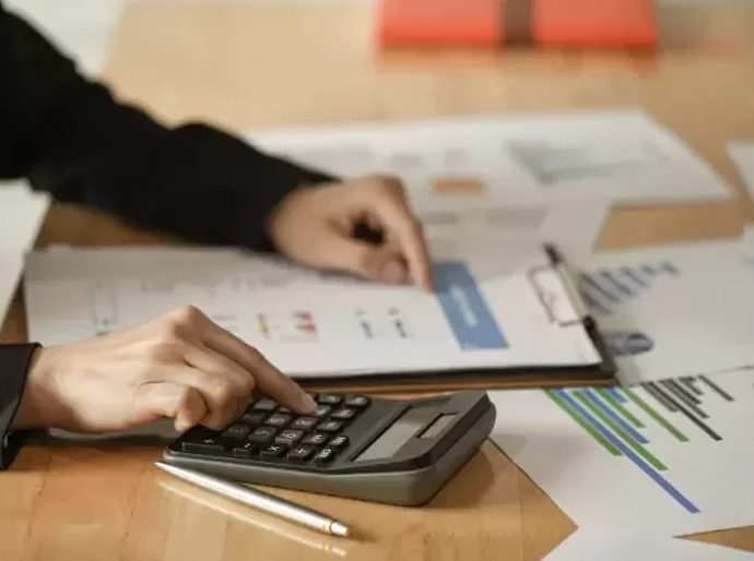 Brasileiro começa o ano endividado e fevereiro vira mês decisivo para reorganizar as finanças