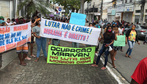 Moradores da ocupação do Marivam e Mangabeiras protestam no centro de Aracaju / Foto: Sarah Medeiros