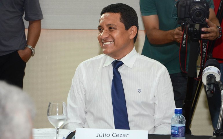 Júlio Cezar se compromete a erradicar analfabetismo