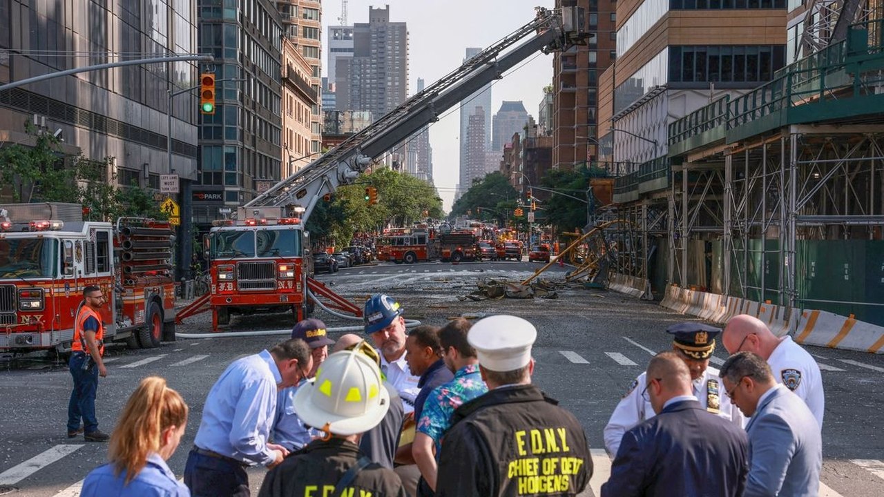 Topo de guindaste cai em rua de Nova York e deixa seis feridos