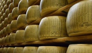 Idoso italiano morre esmagado por toneladas de queijo