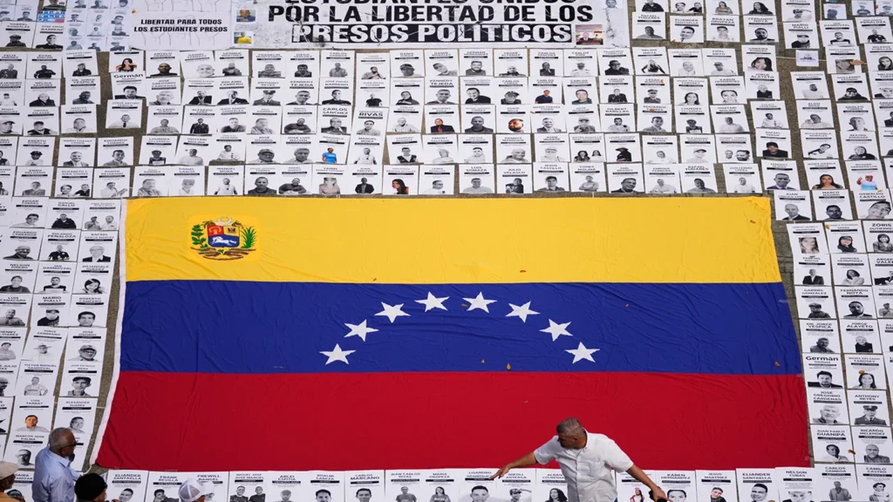 Centenas de venezuelanos se apresentam para registrar parentes como 'presos políticos'