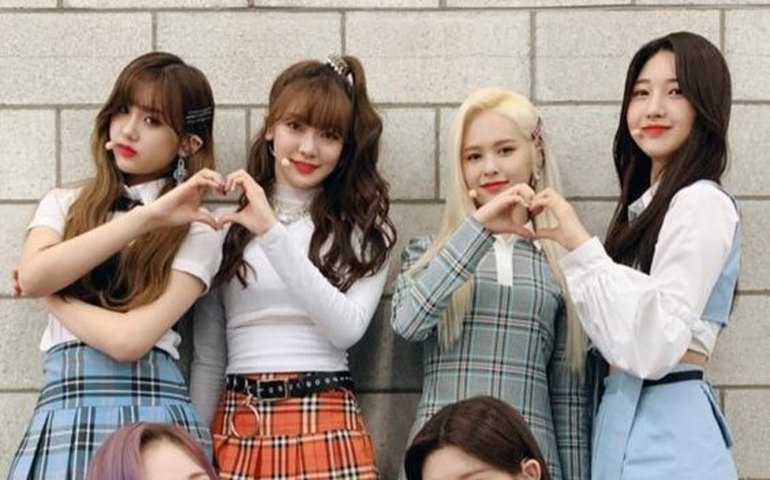 Rolê aleatório: Banda de K-pop se apresenta com camisa do Botafogo; entenda