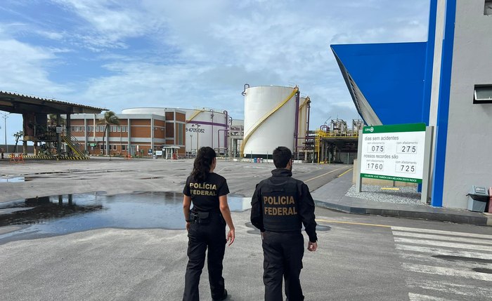 Agentes da Polícia Federal durante operação na sede da Braskem, em Maceió
