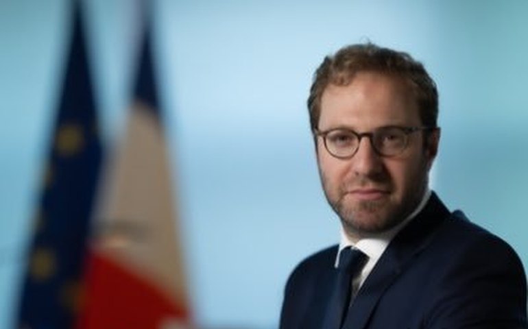 Na França, ministro diz que governo não será chantageado e reforça compromisso fiscal