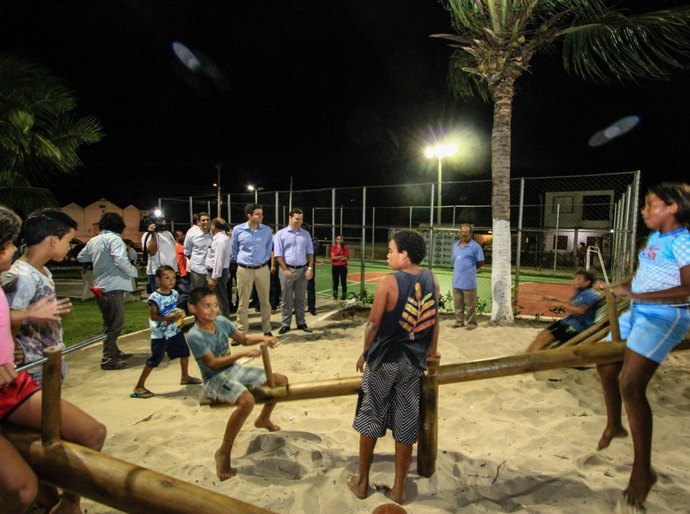 Rui entrega Praça Elias Pontes, em Guaxuma