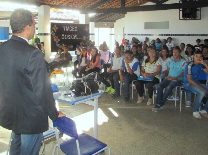 Juiz André Gêda ministra palestra sobre bullying para jovens atendidos pelo PCJE