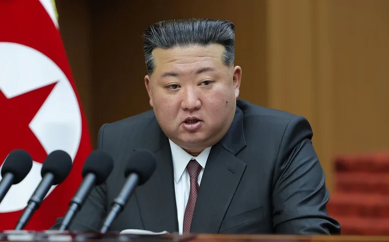 Kim promete consolidar 'irreversivelmente' o status nuclear da Coreia do Norte e classifica a Coreia do Sul como 'extremamente hostil'