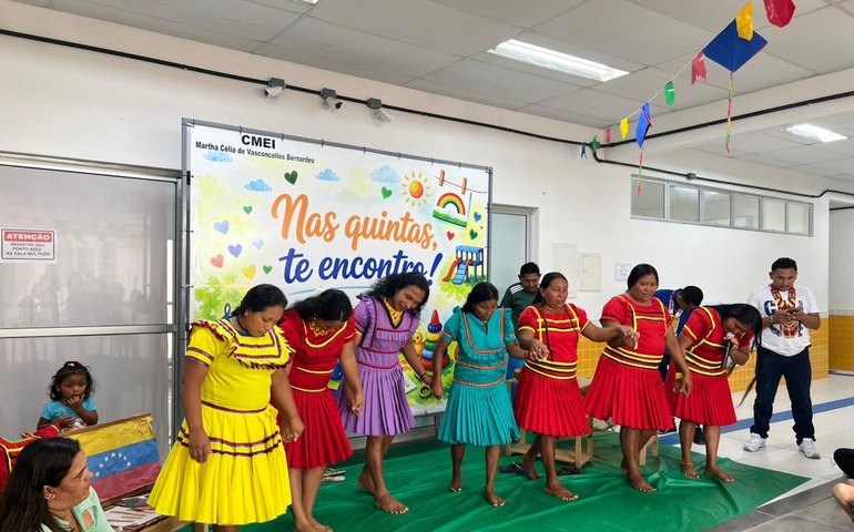 Famílias Warao levam danças e tradições indígenas à comunidade escolar