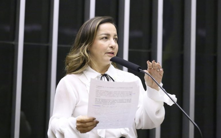 Câmara aprova projeto que prevê licença menstrual de até dois dias; acompanhe