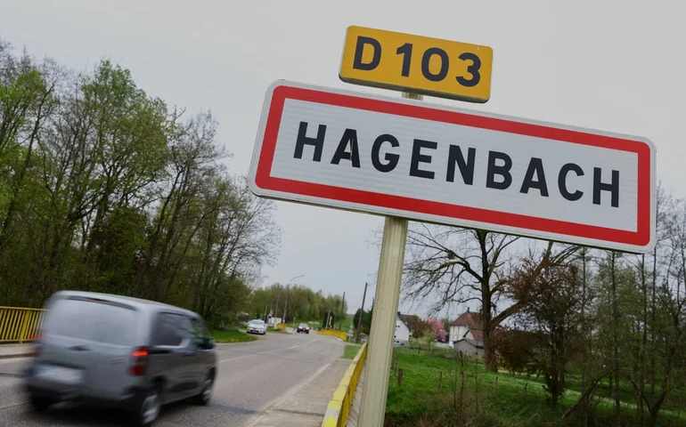 Criança de 9 anos foi encontrada trancada em uma van desde 2024, desnutrida e incapaz de andar