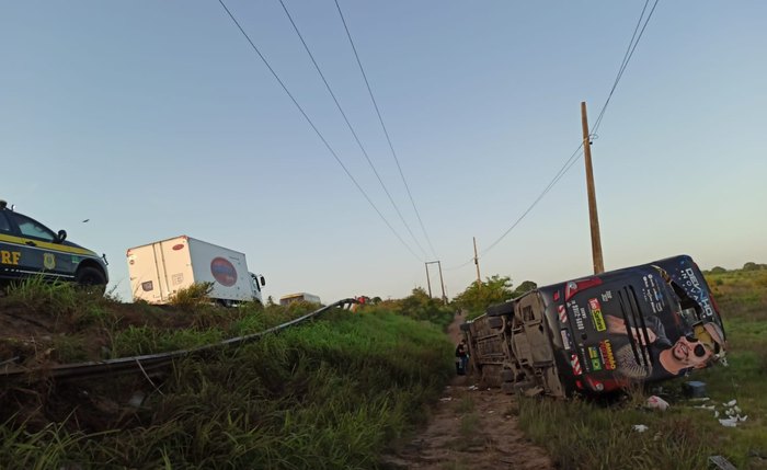 Ônibus capotou em BR de Alagoas Ônibus capotou em BR de Alagoas