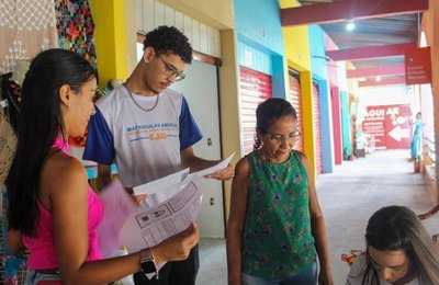 Artesãos fazem matrículas para estudar no Mercado do Artesanato