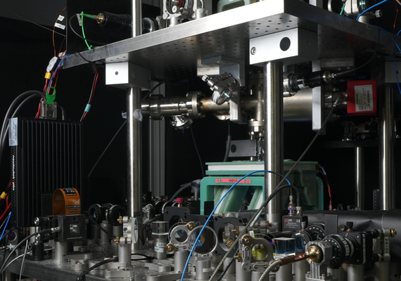 Avanço chinês na computação quântica organiza 2 mil átomos com precisão em milissegundos, diz mídia