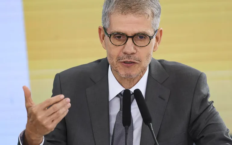 'DOU' extra traz exoneração de Pimenta e nomeação de Sidônio como novo ministro da Secom