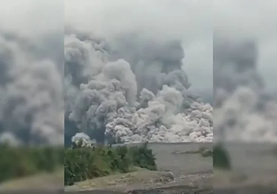 Vulcão entra em erupção na Indonésia e deixa população em alerta