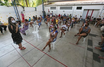 Juíza Emanuela Porangaba palestra para mães e pais em escola no Pontal da Barra