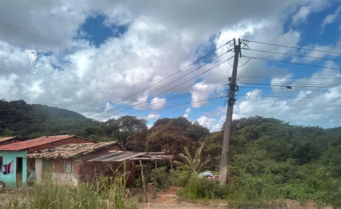 Poste inclinado ameaça casas na divisa entre dois municípios alagoanos Poste inclinado ameaça casas na divisa entre dois municípios alagoanos
