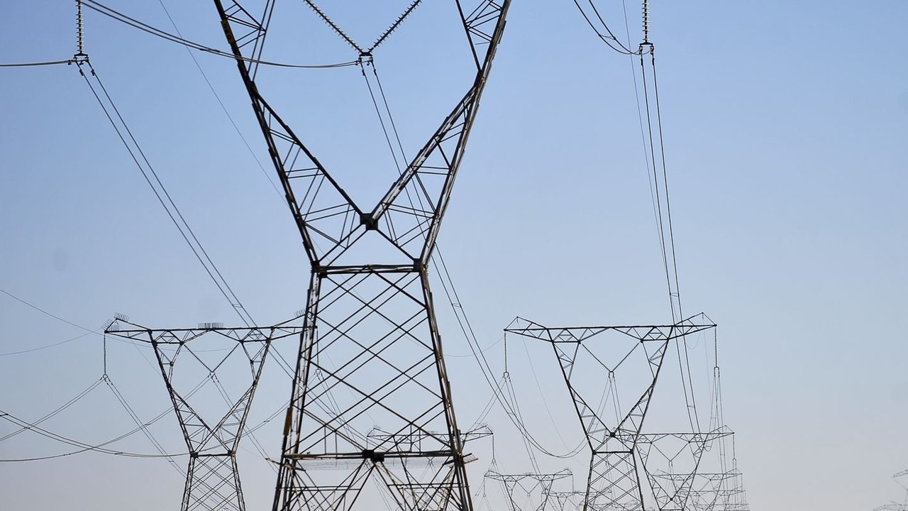 Empresas poderão economizar até 42% no mercado livre de energia. Veja diferença na tarifa em cada estado