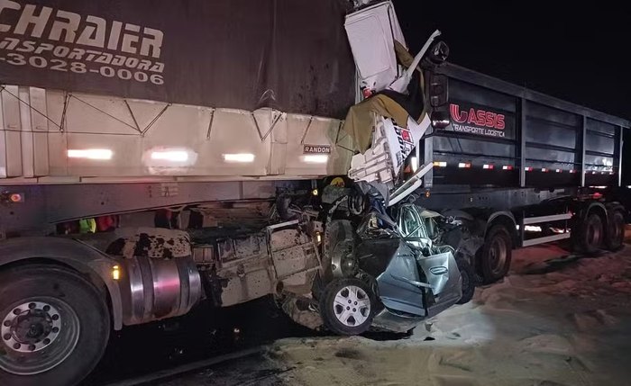 Carro foi prensado por carretas no Contorno Leste, na Região Metropolitana de Curitiba