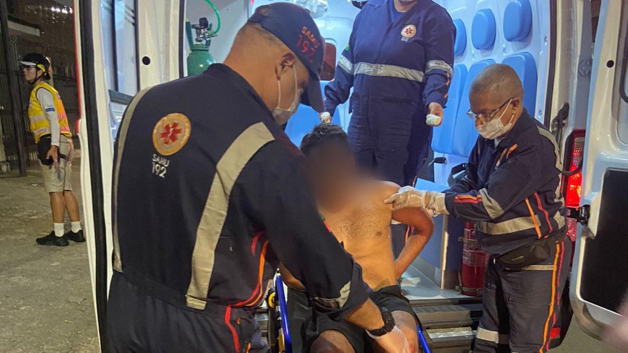 Agentes do Ronda dão assistência ao Samu em atendimento a turista em surto na Ponta Verde