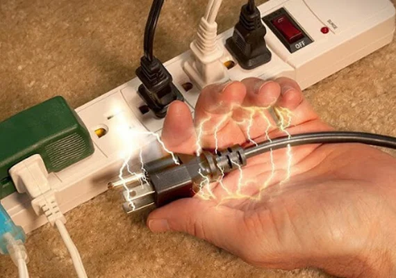 Mulher morre em casa por possível choque elétrico