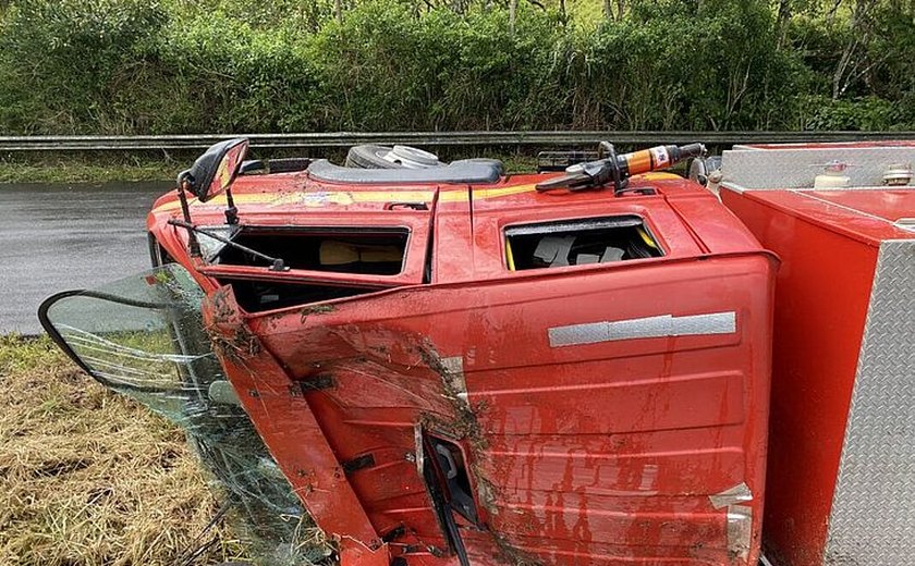 Viatura do Corpo de Bombeiros de Alagoas tomba na BR-101