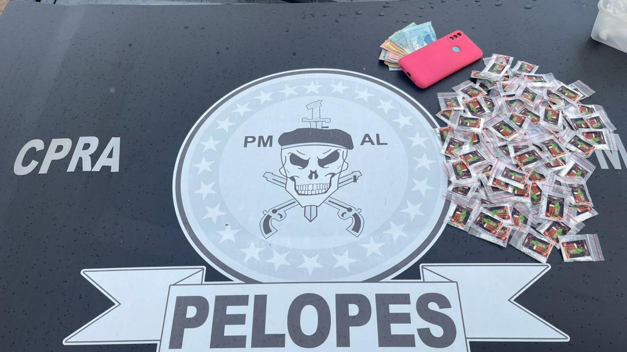 PM prende mulher por tráfico de drogas durante abordagem e detém autor de violência doméstica em Arapiraca