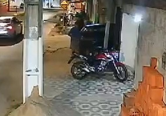 Câmera flagra suspeitos de executarem homem com 20 tiros em Maceió; crime teria relação com o tráfico