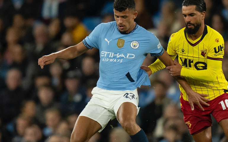 Jornal revela prisão de jogador do Manchester City por roubo de celular em casa noturna