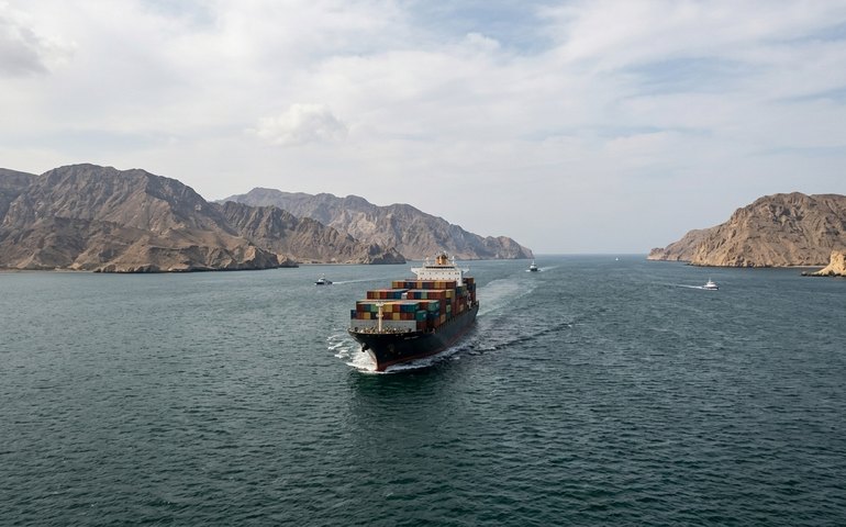 Navegação no estreito de Ormuz é permitida, mas com exigências adicionais, diz vice-ministro iraniano