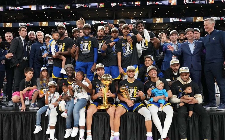 Golden State Warriors bate Celtics, vence NBA e passa Bulls de Jordan