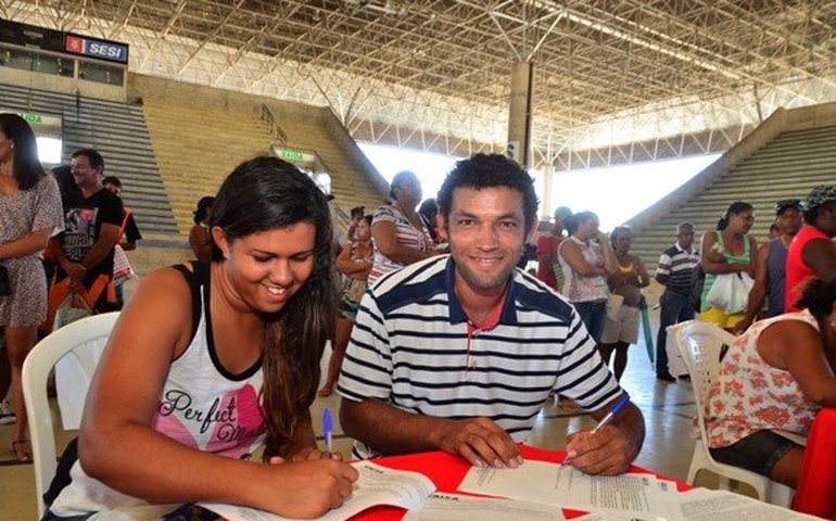 Novos moradores do conjunto José Aprígio Vilela assinam contratos