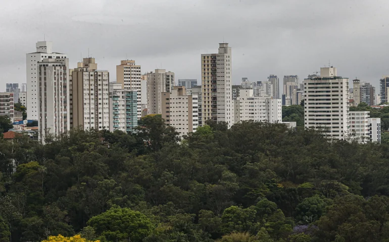 Idoso morre ao cair do 15º andar enquanto instalava luzes de Natal em Praia Grande