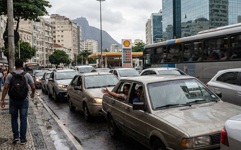 Alta de passagens e combustíveis impulsiona caronas por aplicativo no Rio