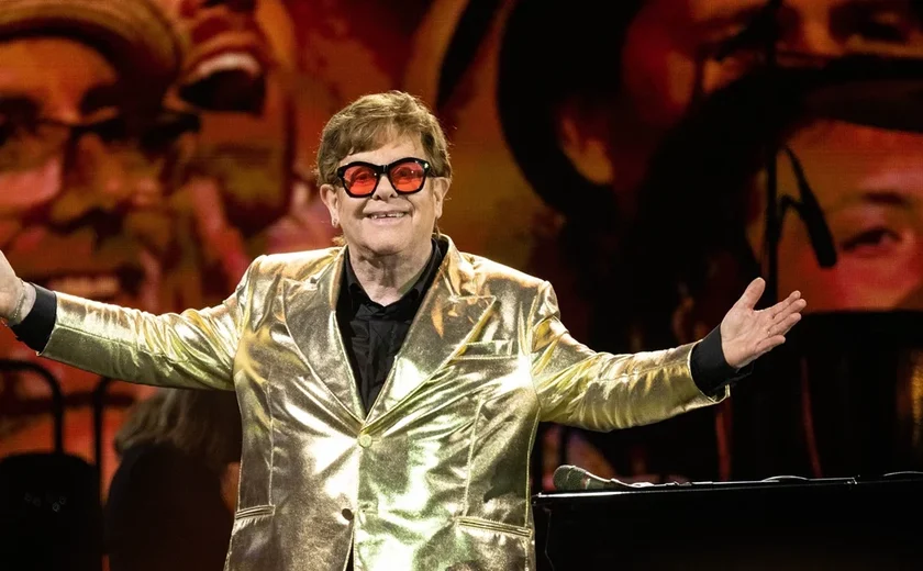 Elton John diz que não consegue assistir ao próprio musical após perder a visão