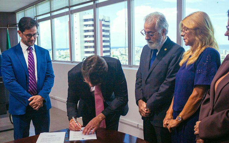 Des. Rodrigo Prata toma posse como ouvidor do TRE/AL