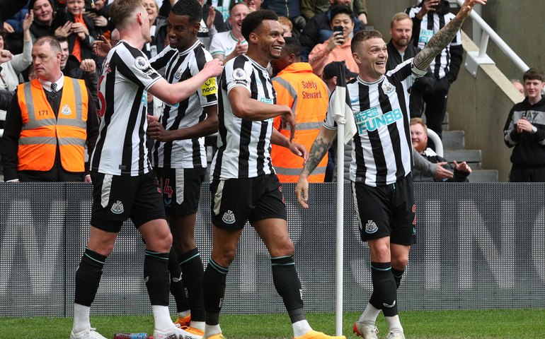 Newcastle faz 5 gols em 20 minutos e arrasa Tottenham em briga direta por Liga dos Campeões