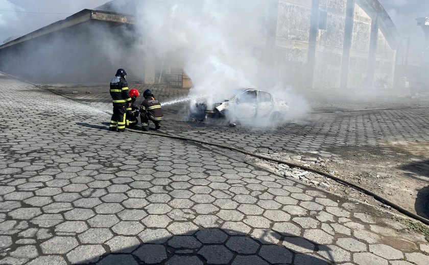 Veja o vídeo: Veículo pega fogo e explode no Porto de Jaraguá