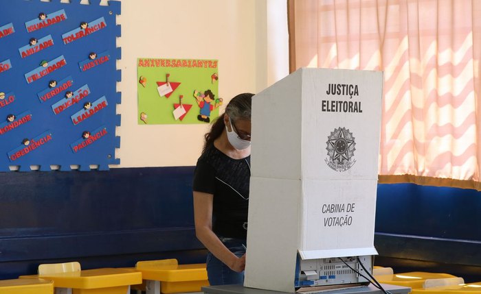 Eleitora durante voto