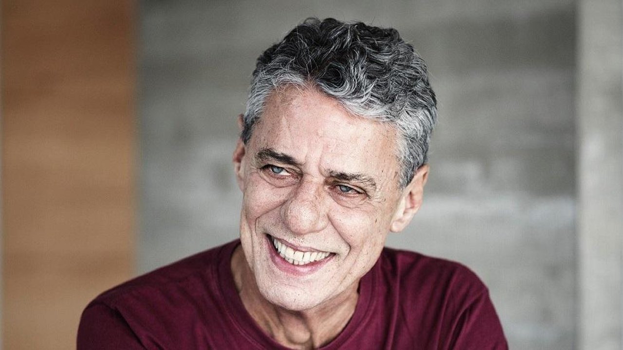 Chico Buarque passará por cirurgia na coluna aos 77 anos