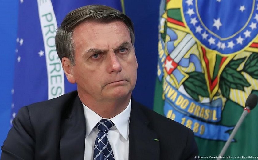 Bolsonaro ignora testes encalhados do governo e culpa Estados e municípios