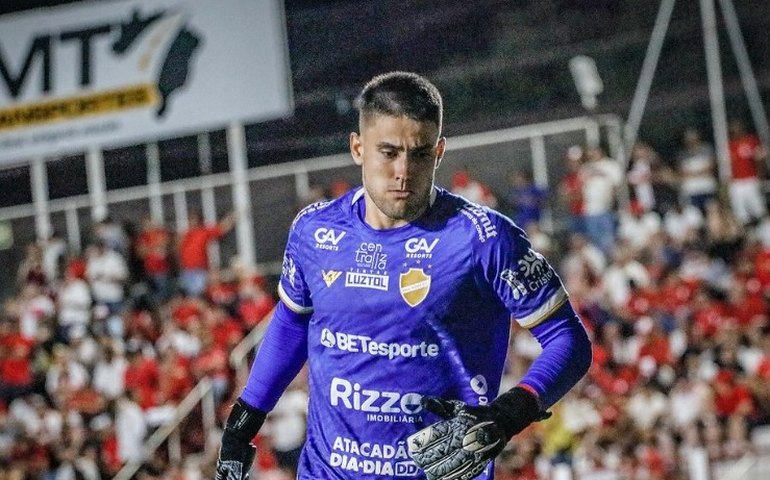 Goleiro revelado pelo São Paulo sofre convulsão em treino do Vila Nova-GO e é hospitalizado
