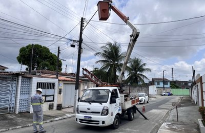 Ilumina inicia modernização de rede elétrica em loteamento no Antares e ruas do Farol