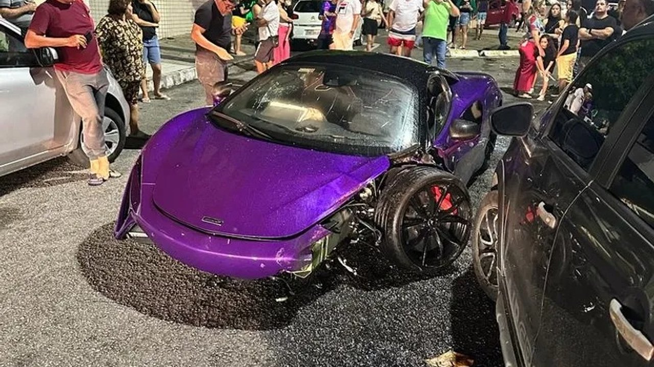 Homem fica ferido em acidente envolvendo uma McLaren de quase R$ 2,5 milhões, na Ponta Verde