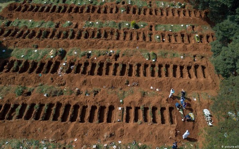 “Não é normal”, dizem coveiros sobre trabalho em cemitérios de São Paulo