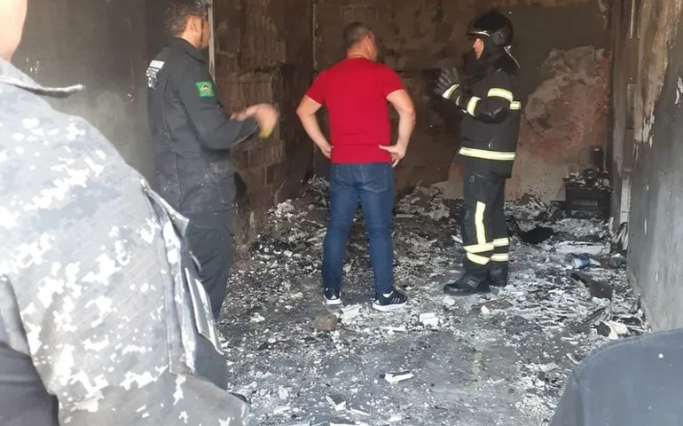 Incêndio destrói loja de celulares em Teotônio Vilela