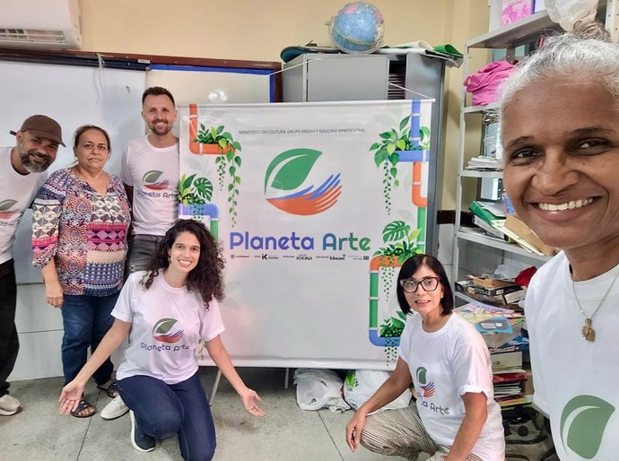 Planeta Arte leva alunos de Marechal Deodoro a produzir tintas com terra para pintar mural em escola